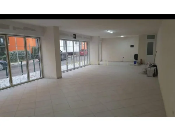 Tirane, jepet me qera ambjent biznesi Kati 0, 100 m² 700 € (liqeni thate)