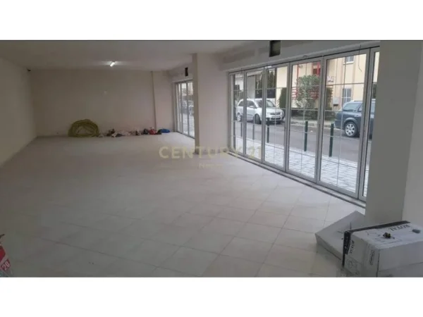 Tirane, jepet me qera ambjent biznesi Kati 0, 100 m² 700 € (liqeni thate)