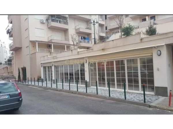 Tirane, jepet me qera ambjent biznesi Kati 0, 100 m² 700 € (liqeni thate)