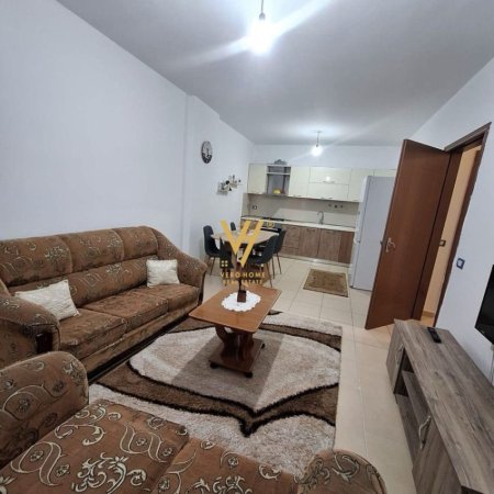 Tirane, jepet me qera apartament 2+1+Ballkon Kati 2, 82 m² 450 € (YZBERISHT)