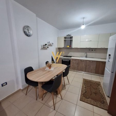 Tirane, jepet me qera apartament 2+1+Ballkon Kati 2, 82 m² 450 € (YZBERISHT)