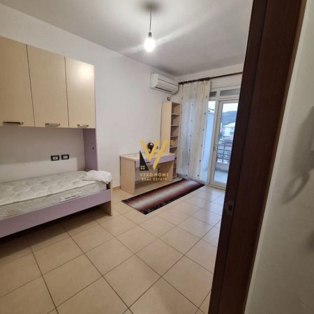 Tirane, jepet me qera apartament 2+1+Ballkon Kati 2, 82 m² 450 € (YZBERISHT)
