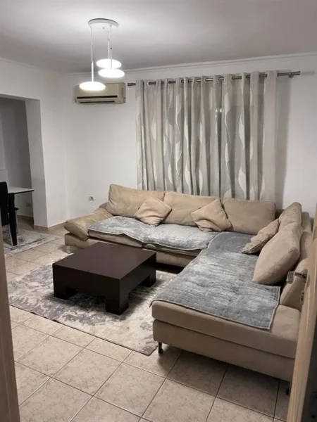 Tirane, jepet me qera apartament 1+1+Ballkon Kati 3, 60 m² 450 € (RRUGA BARDHYL BAR OSLO)
