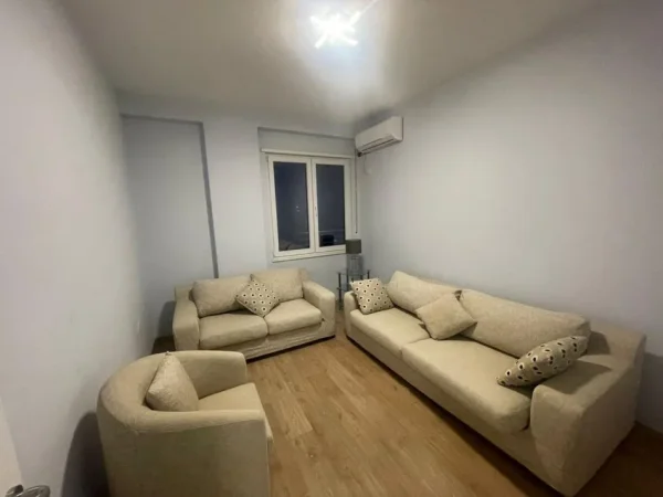 Tirane, jepet me qera apartament 2+1+Ballkon , 98 m² 700 € (Kinostudio)