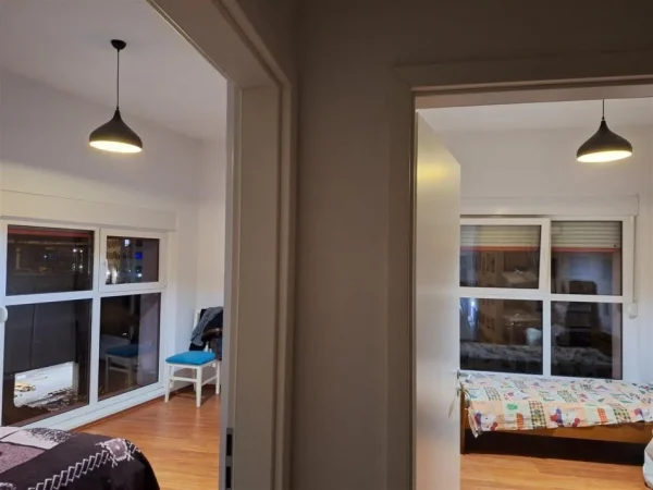 Tirane, jepet me qera apartament 2+1+Ballkon Kati 3, 85 m² 600 € (ALI DEMI)