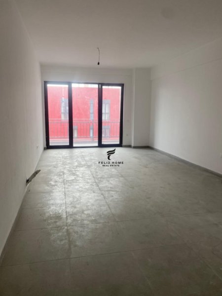 Tirane, jepet me qera zyre Kati 8, 75 m² 400 € (FARMACIA 10)