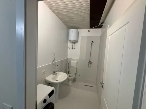 Tirane, jepet me qera 1+1 Kati 3, 400 € (globe , ish parku)