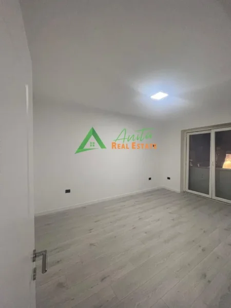 Tirane, jepet me qera zyre Kati 2, 105 m² 1.300 € (Afer qendres, Myslym Shyri)