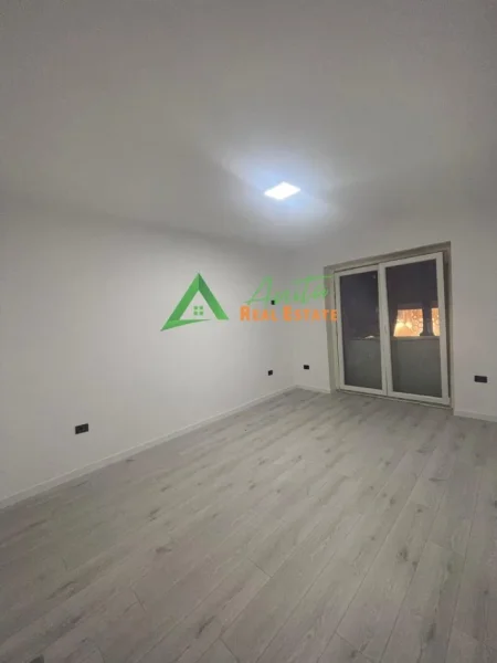 Tirane, jepet me qera zyre Kati 2, 105 m² 1.300 € (Afer qendres, Myslym Shyri)