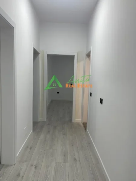 Tirane, jepet me qera zyre Kati 2, 105 m² 1.300 € (Afer qendres, Myslym Shyri)