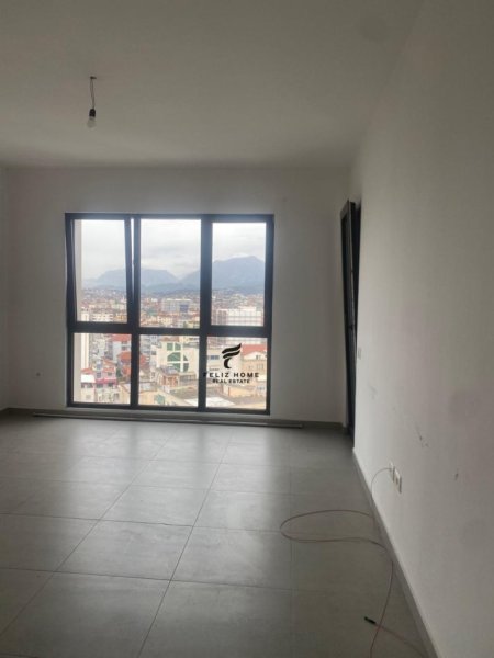Tirane, jepet me qera zyre Kati 1, 75 m² 550 € (FARMACIA 10)