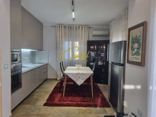 Tirane, jepet me qera apartament 1+1 Kati 3, 101 m² 600 € (VILAT GJERMANE)