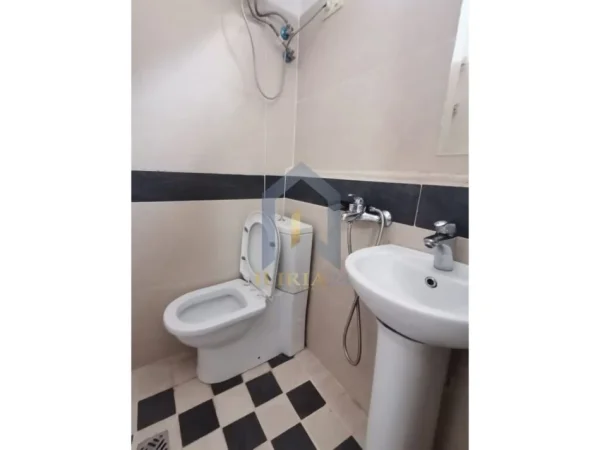 Tirane, jepet me qera Kati 2, 38 m² 390 € (Rruga ''5 Maj'')