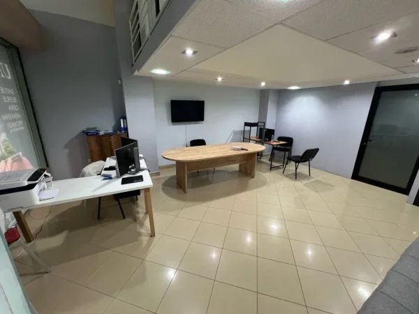 Tirane, jepet me qera dyqan Kati 1, 120 m² 1.000 € (RRUGA E ELBASANIT)