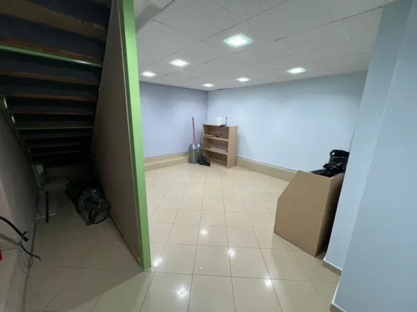 Tirane, jepet me qera dyqan Kati 1, 120 m² 1.000 € (RRUGA E ELBASANIT)