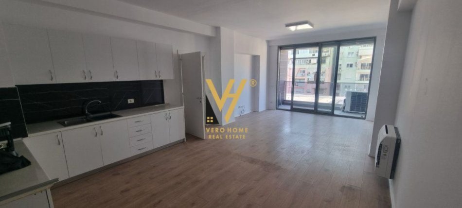 Tirane, jepet me qera zyre Kati 4, 117 m² 1.250 € (BLLOK)