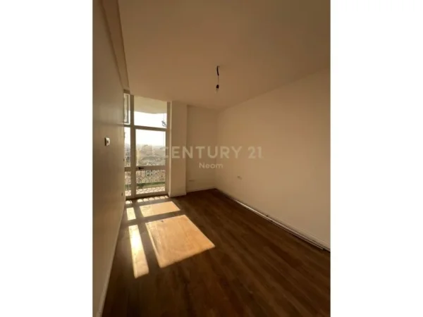 Tirane, jepet me qera zyre Kati 6, 96 m² 950 € (rruga kavajes)