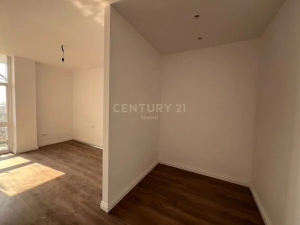 Tirane, jepet me qera zyre Kati 6, 96 m² 950 € (rruga kavajes)