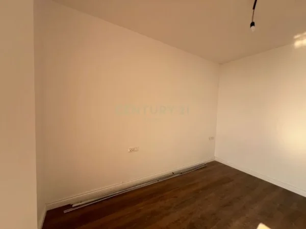 Tirane, jepet me qera zyre Kati 6, 96 m² 950 € (rruga kavajes)