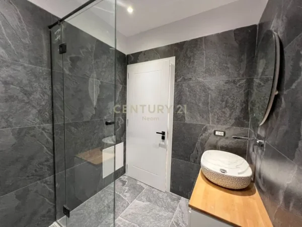 Tirane, jepet me qera zyre Kati 6, 96 m² 950 € (rruga kavajes)