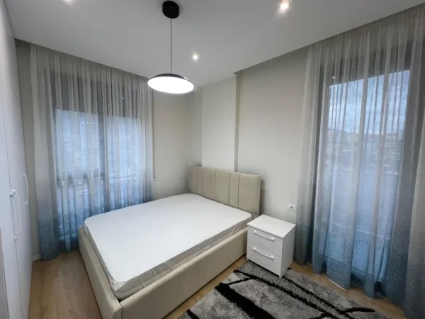 Tirane, jepet me qera apartament 2+1+Ballkon Kati 3, 100 m² 750 € (PORCELAN)