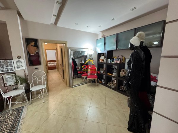 Vlore, shitet apartament 2+1+Ballkon Kati 8, 137 m² 220.000 € (Rruga Sadik Zotaj)