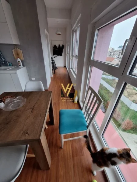 Tirane, jepet me qera apartament 2+1+Ballkon Kati 5, 85 m² 600 € (ALI DEMI)