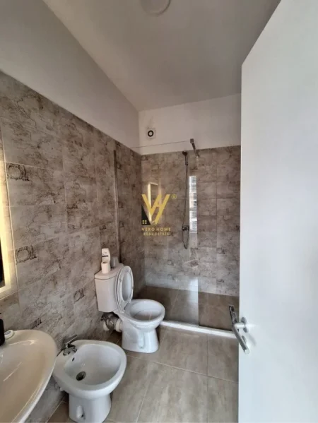 Tirane, jepet me qera apartament 2+1+Ballkon Kati 5, 85 m² 600 € (ALI DEMI)