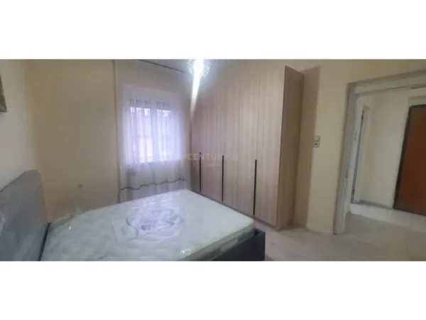 Tirane, jepet me qera apartament 2+1 , 80 m² 500 € (Farmacia 10)