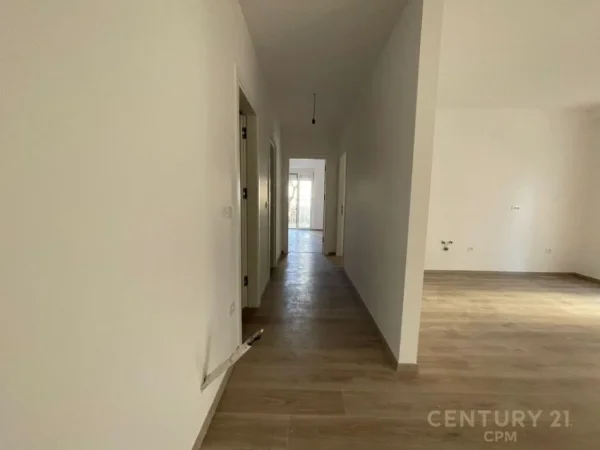 Tirane, jepet me qera ambjent biznesi Kati 1, 120 m² 1.300 € (Rruga Elbasanit)
