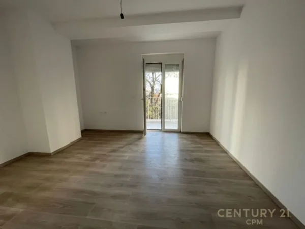 Tirane, jepet me qera ambjent biznesi Kati 1, 120 m² 1.300 € (Rruga Elbasanit)