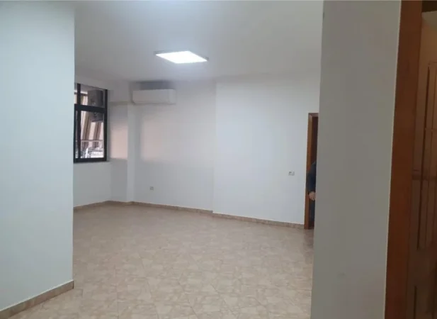 Tirane, jepet me qera zyre Kati 5, 120 m² 700 € (Rruga e barrikadave)