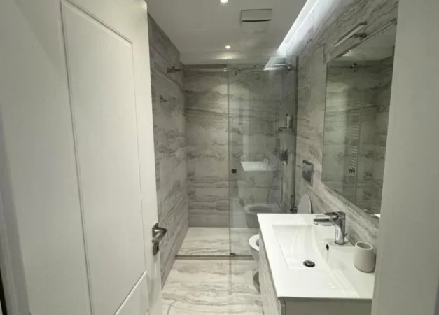 Tirane, jepet me qera apartament 2+1 Kati 5, 120 m² 1.250 € (Bllok)