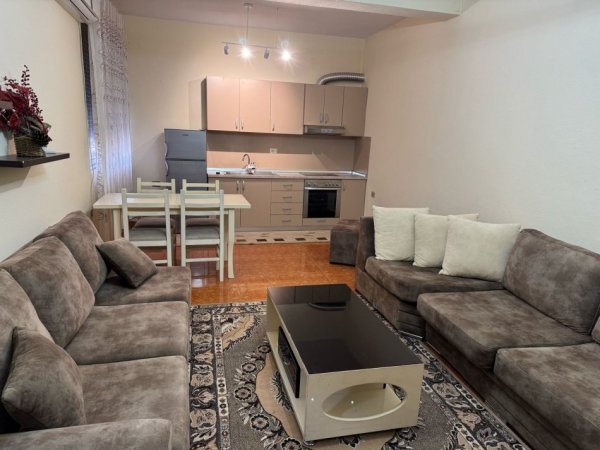 Tirane, jepet me qera Vile 2+1+Ballkon Kati 2, 110 m² 500 € (rruga dibres)