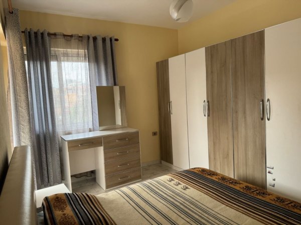 Tirane, jepet me qera Vile 2+1+Ballkon Kati 2, 110 m² 500 € (rruga dibres)