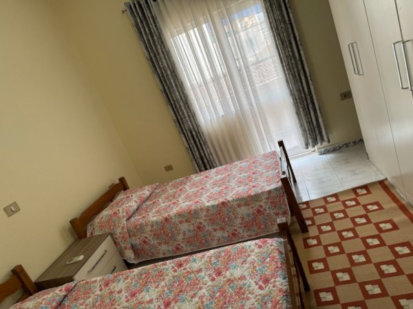 Tirane, jepet me qera Vile 2+1+Ballkon Kati 2, 110 m² 500 € (rruga dibres)