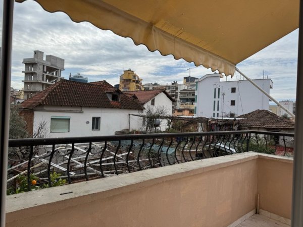 Tirane, jepet me qera Vile 2+1+Ballkon Kati 2, 110 m² 500 € (rruga dibres)