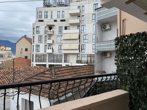 Tirane, jepet me qera Vile 2+1+Ballkon Kati 2, 110 m² 500 € (rruga dibres)