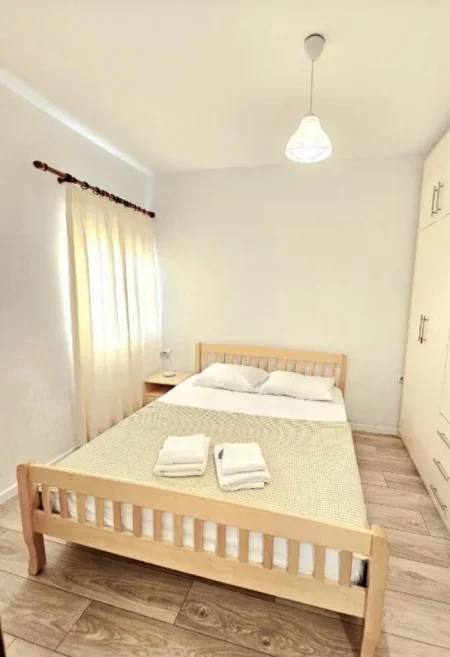 Tirane, jepet me qera apartament 1+1+Aneks+Ballkon Kati 4, 550 € (fusha e aviacionit)