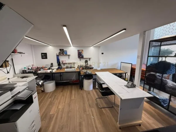 Tirane, shitet ambjent biznesi Kati 1, 65 m² 115.000 € (Oxhaku)