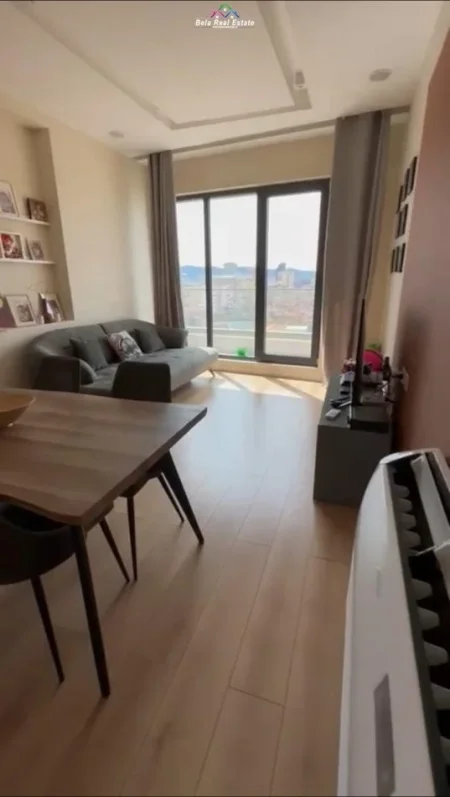 Tirane, jepet me qera apartament 1+1+Ballkon Kati 7, 70 m² 650 € (shkolla e kuqe)
