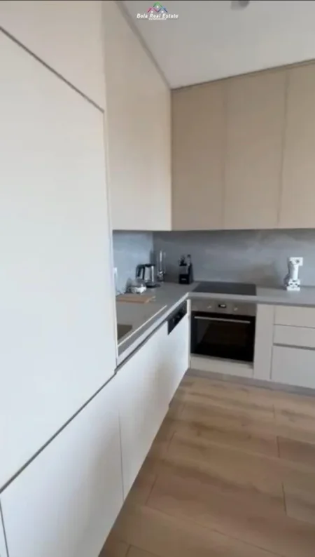 Tirane, jepet me qera apartament 1+1+Ballkon Kati 7, 70 m² 650 € (shkolla e kuqe)