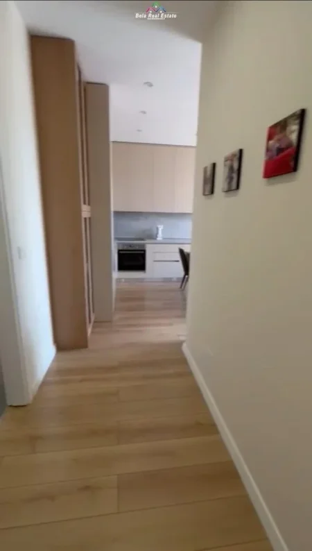 Tirane, jepet me qera apartament 1+1+Ballkon Kati 7, 70 m² 650 € (shkolla e kuqe)
