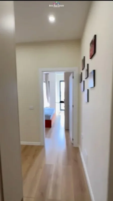 Tirane, jepet me qera apartament 1+1+Ballkon Kati 7, 70 m² 650 € (shkolla e kuqe)