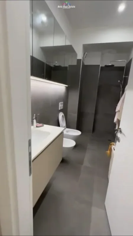 Tirane, jepet me qera apartament 1+1+Ballkon Kati 7, 70 m² 650 € (shkolla e kuqe)