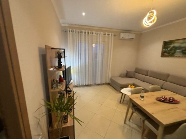 Tirane, jepet me qera apartament 1+1+Aneks+Ballkon Kati 3, 600 € (rruga e kavajes , tibo)