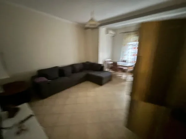 Tirane, jepet me qera apartament 1+1+Aneks+Ballkon Kati 2, 450 € (kodra e diellit)