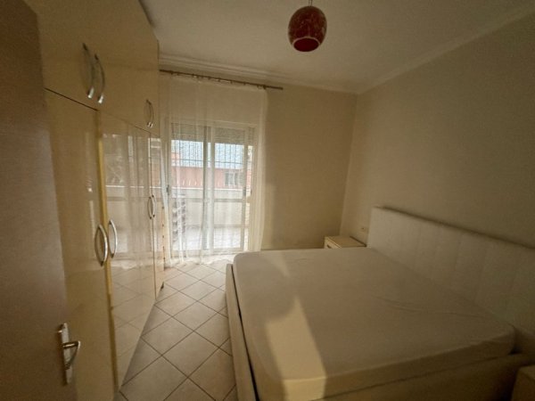 Tirane, jepet me qera apartament 1+1+Aneks+Ballkon Kati 2, 450 € (kodra e diellit)