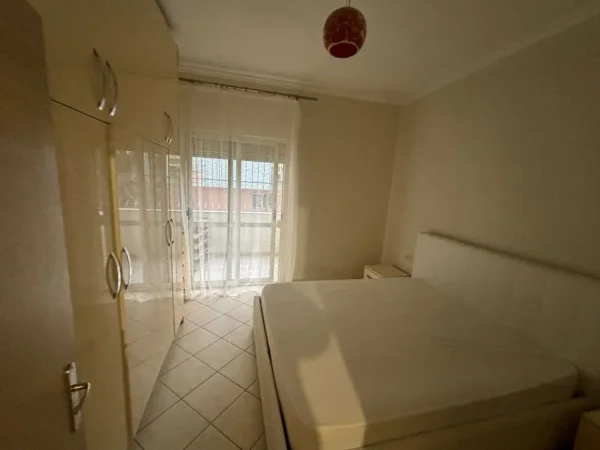Tirane, jepet me qera apartament 1+1+Aneks+Ballkon Kati 2, 450 € (kodra e diellit)