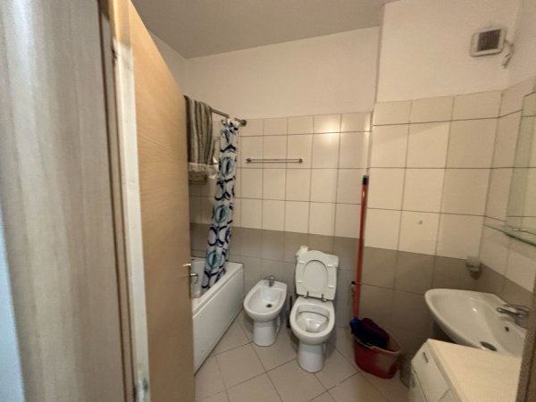 Tirane, jepet me qera apartament 1+1+Aneks+Ballkon Kati 2, 450 € (kodra e diellit)